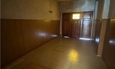 CHALET 3 AMB. GARAGE + COCHERA,  QUINCHO Y PARQUE BARRIO VILLA PRIMERA