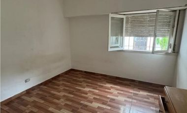 CHALET 3 AMB. GARAGE + COCHERA,  QUINCHO Y PARQUE BARRIO VILLA PRIMERA