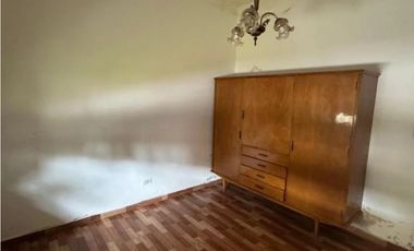 CHALET 3 AMB. GARAGE + COCHERA,  QUINCHO Y PARQUE BARRIO VILLA PRIMERA