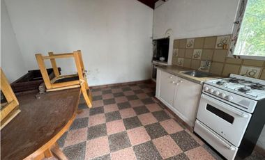 CHALET 3 AMB. GARAGE + COCHERA,  QUINCHO Y PARQUE BARRIO VILLA PRIMERA