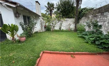 CHALET 3 AMB. GARAGE + COCHERA,  QUINCHO Y PARQUE BARRIO VILLA PRIMERA