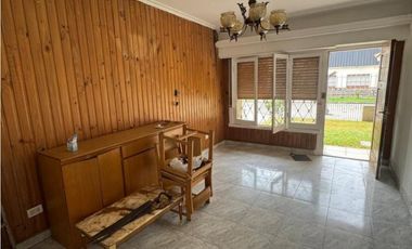 CHALET 3 AMB. GARAGE + COCHERA,  QUINCHO Y PARQUE BARRIO VILLA PRIMERA