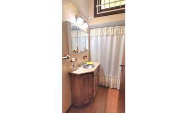 ALQUILER IMPORTANTE CHALET 4 AMBIENTES USO PROFESIONAL y/o FAMILIAR