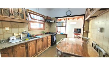 ALQUILER IMPORTANTE CHALET 4 AMBIENTES USO PROFESIONAL y/o FAMILIAR