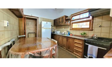 ALQUILER IMPORTANTE CHALET 4 AMBIENTES USO PROFESIONAL y/o FAMILIAR