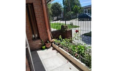 VENTA CASA APTO CREDITO 3 AMBIENTES CON GARAGE DOBLE, PATIO Y LAVADERO