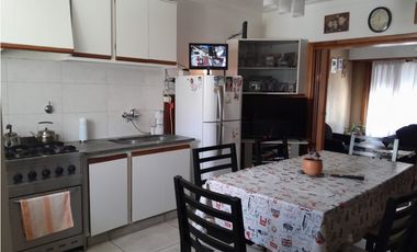 VENTA CASA APTO CREDITO 3 AMBIENTES CON GARAGE DOBLE, PATIO Y LAVADERO