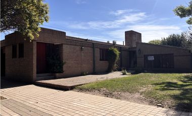 SE VENDE CASA C/PILETA + OFICINAS SOBRE AVDA BS AS - CENTRO ALMAFUERTE