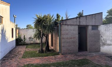 SE VENDE CASA C/PILETA + OFICINAS SOBRE AVDA BS AS - CENTRO ALMAFUERTE