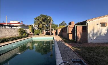 SE VENDE CASA C/PILETA + OFICINAS SOBRE AVDA BS AS - CENTRO ALMAFUERTE