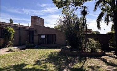SE VENDE CASA C/PILETA + OFICINAS SOBRE AVDA BS AS - CENTRO ALMAFUERTE
