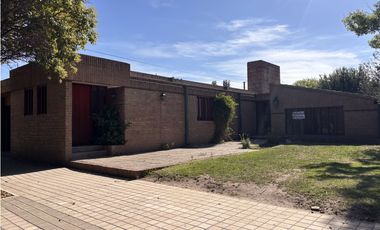 SE VENDE CASA C/PILETA + OFICINAS SOBRE AVDA BS AS - CENTRO ALMAFUERTE
