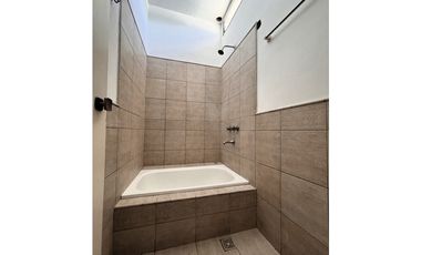 SE ALQUILA CASA 4 DORM C/PILETA SOBRE AVDA BS AS - CENTRO ALMAFUERTE