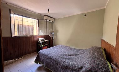 SE VENDE CASA 3 DORM EN B° PIEDRAS MORAS - FRENTE A LA PLAZA