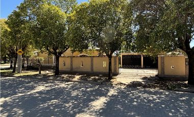 SE VENDE CASA 3 DORM EN B° PIEDRAS MORAS - FRENTE A LA PLAZA