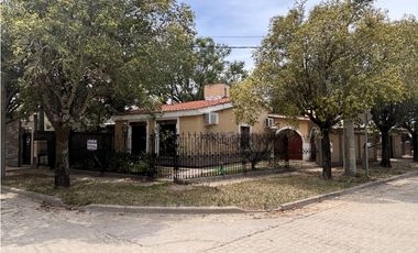 SE VENDE CASA 3 DORM EN B° PIEDRAS MORAS - FRENTE A LA PLAZA