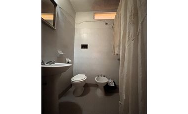 SE VENDE CASA 3 DORM EN B° PIEDRAS MORAS - FRENTE A LA PLAZA