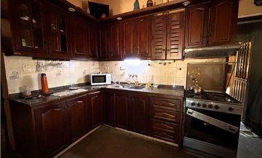 SE VENDE CASA 3 DORM EN B° PIEDRAS MORAS - FRENTE A LA PLAZA