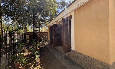 SE VENDE CASA 3 DORM EN B° PIEDRAS MORAS - FRENTE A LA PLAZA