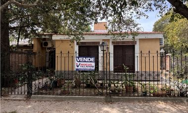 SE VENDE CASA 3 DORM EN B° PIEDRAS MORAS - FRENTE A LA PLAZA