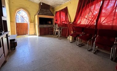 SE VENDE CASA 3 DORM EN B° PIEDRAS MORAS - FRENTE A LA PLAZA