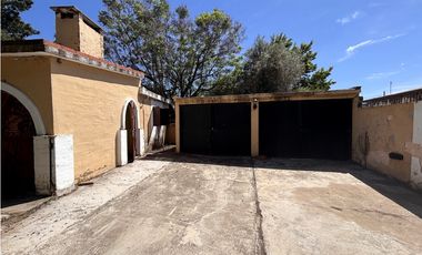 SE VENDE CASA 3 DORM EN B° PIEDRAS MORAS - FRENTE A LA PLAZA