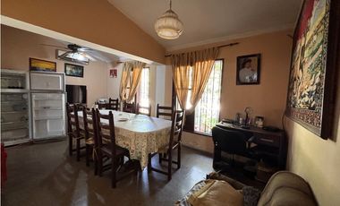 SE VENDE CASA 3 DORM EN B° PIEDRAS MORAS - FRENTE A LA PLAZA