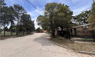 SE VENDE CASA 3 DORM EN B° PIEDRAS MORAS - FRENTE A LA PLAZA