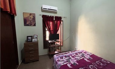 SE VENDE CASA 3 DORM EN B° PIEDRAS MORAS - FRENTE A LA PLAZA