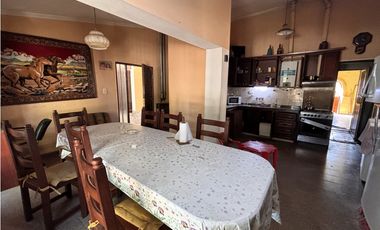 SE VENDE CASA 3 DORM EN B° PIEDRAS MORAS - FRENTE A LA PLAZA