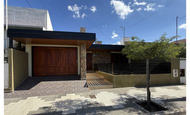 SE VENDE CASA 3 DORM. EN RIO 3, B° LAS VIOLETAS - APTA CREDITO HIP.