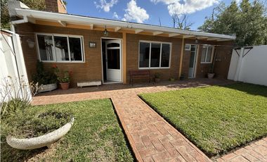 SE VENDE CASA 3 DORM. EN RIO 3, B° LAS VIOLETAS - APTA CREDITO HIP.