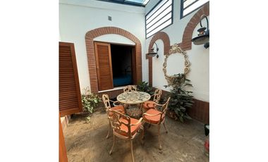 SE VENDE CASA 3 DORM. EN RIO 3, B° LAS VIOLETAS - APTA CREDITO HIP.