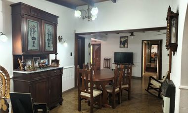 SE VENDE CASA 3 DORM. EN RIO 3, B° LAS VIOLETAS - APTA CREDITO HIP.