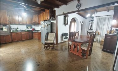 SE VENDE CASA 3 DORM. EN RIO 3, B° LAS VIOLETAS - APTA CREDITO HIP.