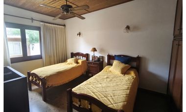 SE VENDE CASA 3 DORM. EN RIO 3, B° LAS VIOLETAS - APTA CREDITO HIP.