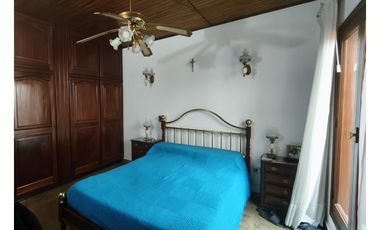 SE VENDE CASA 3 DORM. EN RIO 3, B° LAS VIOLETAS - APTA CREDITO HIP.
