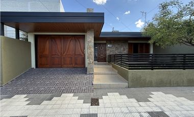 SE VENDE CASA 3 DORM. EN RIO 3, B° LAS VIOLETAS - APTA CREDITO HIP.