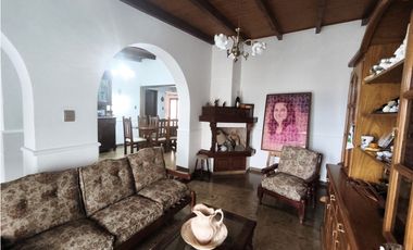 SE VENDE CASA 3 DORM. EN RIO 3, B° LAS VIOLETAS - APTA CREDITO HIP.