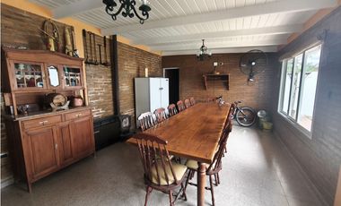 SE VENDE CASA 3 DORM. EN RIO 3, B° LAS VIOLETAS - APTA CREDITO HIP.