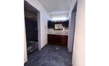SE VENDE CASA CON LOCAL COMERCIAL EN EL CENTRO DE ALMAFUERTE