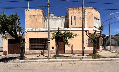 SE VENDE CASA CON LOCAL COMERCIAL EN EL CENTRO DE ALMAFUERTE