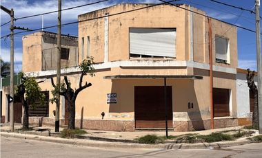 SE VENDE CASA CON LOCAL COMERCIAL EN EL CENTRO DE ALMAFUERTE