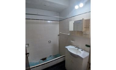 VENTA CASA 3 AMB. ENTRADA P/ VEHICULOS, DEPOSITO O TALLER, PARQUE