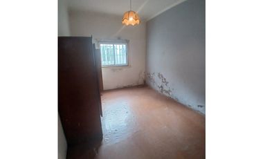 VENTA CASA 3 AMB. ENTRADA P/ VEHICULOS, DEPOSITO O TALLER, PARQUE