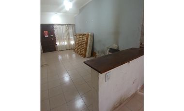 VENTA CASA 3 AMB. ENTRADA P/ VEHICULOS, DEPOSITO O TALLER, PARQUE