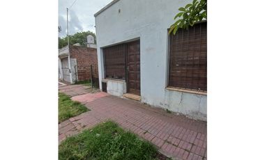 VENTA CASA 3 AMB. ENTRADA P/ VEHICULOS, DEPOSITO O TALLER, PARQUE