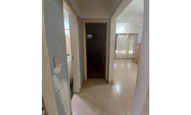 VENTA CASA 3 AMB. ENTRADA P/ VEHICULOS, DEPOSITO O TALLER, PARQUE