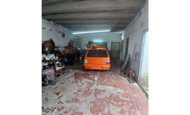 VENTA CASA 3 AMB. ENTRADA P/ VEHICULOS, DEPOSITO O TALLER, PARQUE