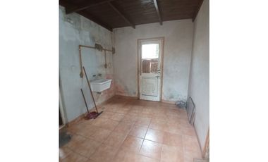 VENTA CASA 3 AMB. ENTRADA P/ VEHICULOS, DEPOSITO O TALLER, PARQUE